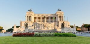 1200px-piazza_venezia_-_il_vittoriano-900x443